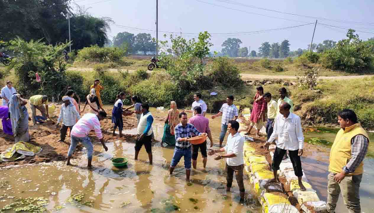 Betul News Today : मेल बाबा नदी पर किया बोरी बंधान, बच्चे और महिलाएं भी आईं आगे