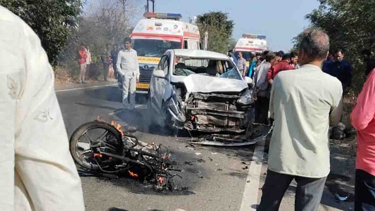 Betul Accident News : मुलताई-छिंदवाड़ा हाईवे पर बड़ा हादसा, कार की टक्कर से बाइक जलकर खाक, 3 लोग गंभीर घायल