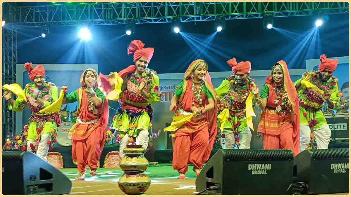 Tapti Mahotsava 2025: बधाई लोक नृत्य की प्रस्तुति के साथ हुआ ताप्ती महोत्सव का शुभारंभ