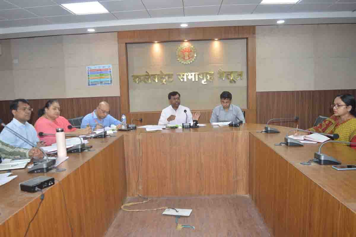 Betul News Today: कलेक्टर बोले- नामांतरण, सीमांकन में देरी बर्दाश्त नहीं, नरवाई जलाने वालों पर एफआईआर के अलावा जुर्माना भी लगाएं