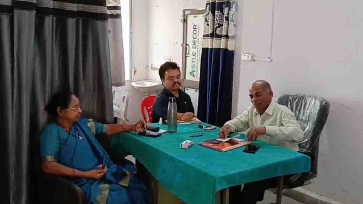 Betul Health News: सीएमएचओ का औचक निरीक्षण, एक डॉक्टर अटैच, बीएमओ की छुट्टी की निरस्त