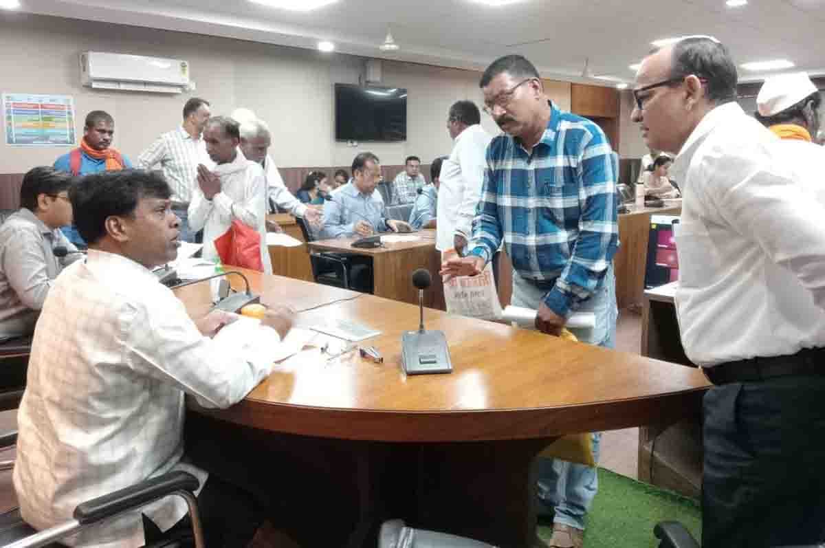 Collector Action Betul: बदला अंदाज… आवेदक हुआ परेशान तो अफसर पर अनुशासनात्मक कार्यवाही और 5 हजार का जुर्माना