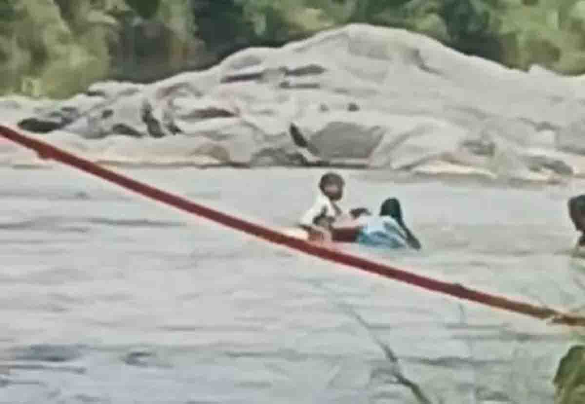 Betul River Incident: मां ने दिखाई बहादुरी: नदी की तेज धारा में कूदकर मासूम को बचाया, देखें वीडियो